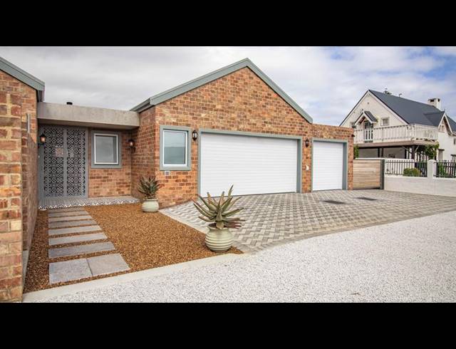 4 BEDROOM HOUSE FOR SALE IN SANDBAAI